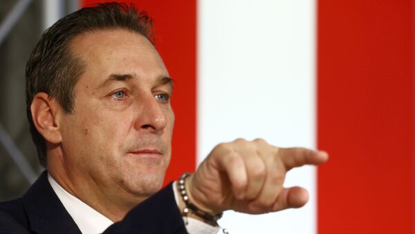 Head of the Austrian Freedom Party (FPOe) Heinz-Christian Strache addresses a news conference in Vienna, Austria, November 20, 2015 - Sputnik Mundo