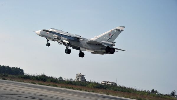 Su-24 ruso en la base aerea de Hmeymim - Sputnik Mundo