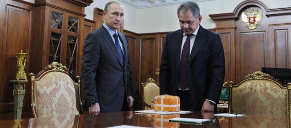 Presidente de Rusia Vladímir Putin y ministro de Defensa Serguéi Shoigú recibieron la caja negra del Su-24 - Sputnik Mundo