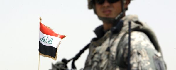 Soldado estadounidense enfrente de la bandera de Irak - Sputnik Mundo