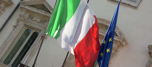Banderas de Italia y la EU - Sputnik Mundo