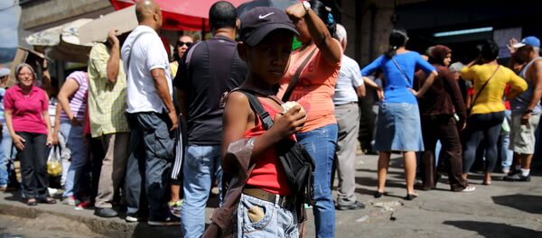Niño de 7 años vende agua en Caracas Niño de 7 años vende agua en Caracas - Sputnik Mundo