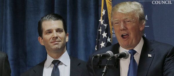 Principal candidato a las primarias del Partido Republicano Donald Trump con su hijo Eric Trump - Sputnik Mundo