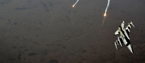 Caza F-16 estadounidense durante la operación contra el Daesh en Irak - Sputnik Mundo