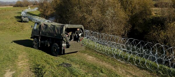 Soldados eslovenos cerca de la frontera del país Soldados eslovenos cerca de la frontera del país - Sputnik Mundo