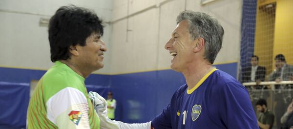 Presidente de Bolivia, Evo Morales, y presidente de Argentina, Mauricio Macri, después de un partido de fútbol - Sputnik Mundo