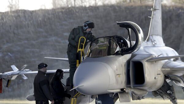 Caza polivalenta JAS 39 Gripen en la base aérea de Siauliai - Sputnik Mundo