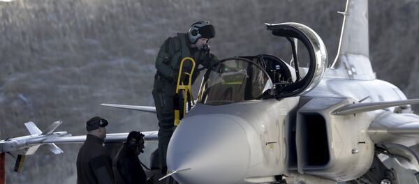 Caza polivalenta JAS 39 Gripen en la base aérea de Siauliai - Sputnik Mundo
