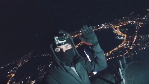 Un ruso y un ucraniano se suben a la estatua del Cristo redentor - Sputnik Mundo