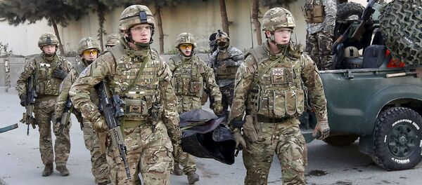 Soldados británicos llevan el cuerpo de un fallecido en un ataque cerca la Embajada de España en Kabul, Afganistán - Sputnik Mundo