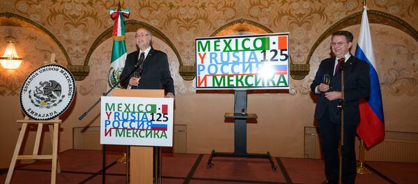 El embajador de México en la Federación de Rusia, Rubén Beltrán, y el director del Departamento para América Latina del Ministerio de Exteriores ruso, Alexander Schetinin - Sputnik Mundo