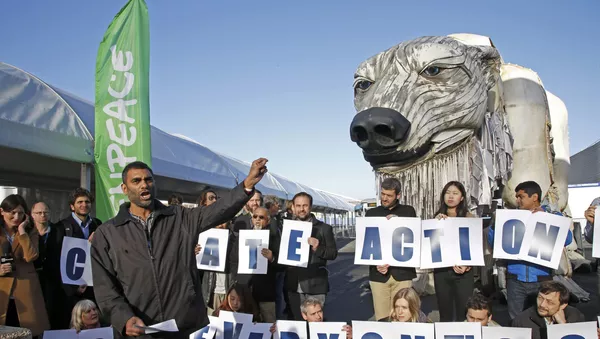 Kumi Naidoo, director ejecutivo de Greenpeace International, durante una manifestación - Sputnik Mundo