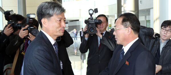 Viceministro de Unificación de Corea del Sur, Hwang Boo-Gi (izda.) y delegado norcoreano Jon Hong-Su en Kaesong - Sputnik Mundo