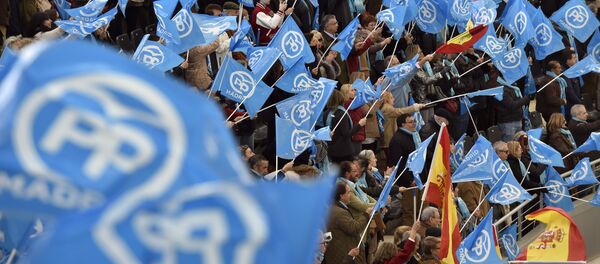 Banderas de España y del Partido Popular Banderas de España y del Partido Popular - Sputnik Mundo