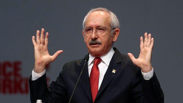 Kemal Kilicdaroglu, leader of Turkey's main opposition Republican People's Party (CHP), delivers a speech during a party meeting in Ankara on September 30, 2015  - Sputnik Mundo