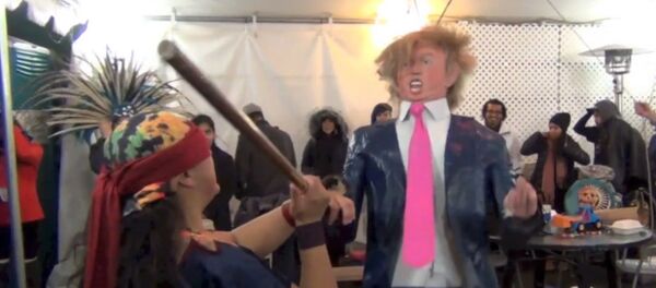 Niños destrozan una piñata en forma de Trump - Sputnik Mundo