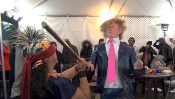 Niños destrozan una piñata en forma de Trump - Sputnik Mundo