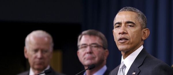 U.S. President Barack Obama delivers remarks after attending a National Security Council meeting on the counter-Islamic State campaign accompanied by U.S. Vice President Joe Biden (L) and U.S. Defense Secretary Ash Carter (C) at the Pentagon in Washington, December 14, 2015. - Sputnik Mundo