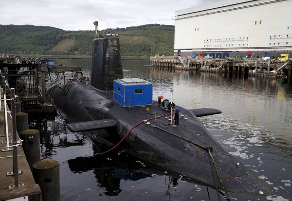 Un submarino nuclear en la base naval de la Marina Real Británica en Faslane, Escocia - Sputnik Mundo
