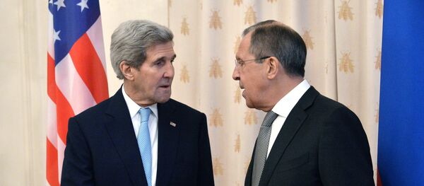 El encuenro de John Kerry, el Secretario de Estado de EEUU y Serguéi Lavrov, ministro de Exteriores de Rusia en Moscú, el 15 de diciembre de 2015 - Sputnik Mundo
