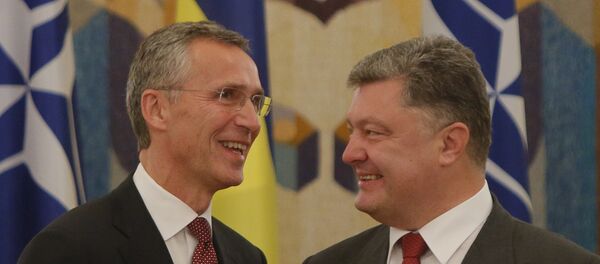 Secretario general de la OTAN Jens Stoltenberg y presidente de Ucrania Petró Poroshenko - Sputnik Mundo