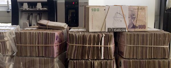 Pesos argentinos en una casa de cambios en Buenos Aires - Sputnik Mundo