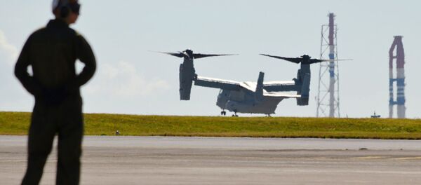 Un helicóptero de FFAA de EEUU en la base militar en Okinawa - Sputnik Mundo