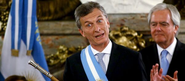 Argentina's President Mauricio Macri holds the symbolic leader's staff  - Sputnik Mundo