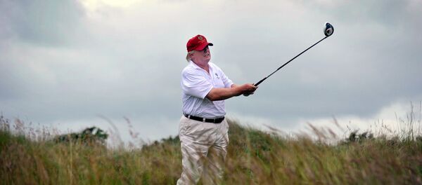 Donald Trump en su complejo de golf en la costa noreste de Escocia - Sputnik Mundo