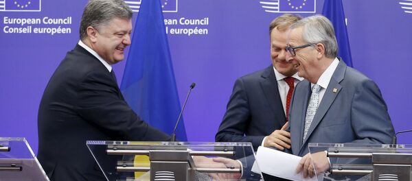 Presidente de Ucrania, Petró Poroshenko, presidente del Consejo Europeo, Donald Tusk  y presidente de la Comisión Europea, Jean-Claude Juncker - Sputnik Mundo