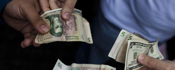 Peso argentino y dólar estadounidense Peso argentino y dólar estadounidense - Sputnik Mundo