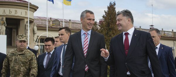 Secretario general de la OTAN Jens Stoltenberg y presidente de Ucrania Petró Poroshenko - Sputnik Mundo
