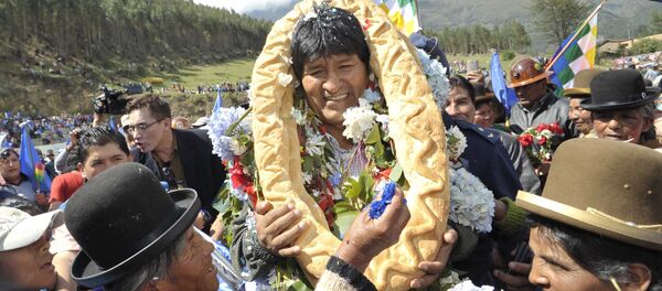 El presidente boliviano Evo Morales con los residentes en Quime, sureste de  La Paz, El 28 de Noviembre del 2015 - Sputnik Mundo