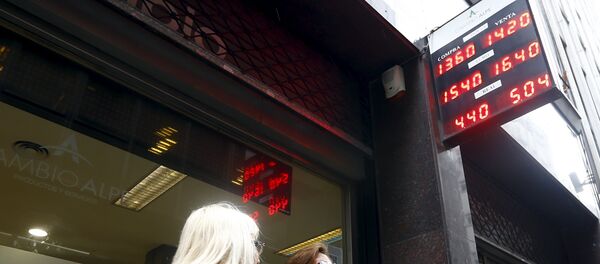 Devaluación de peso argentino obedece al shock del mercado único - Sputnik Mundo