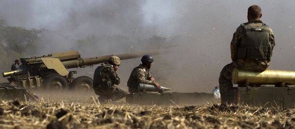 Soldados ucranianos durante los ejercicios cerca de la ciudad de Mariúpol - Sputnik Mundo