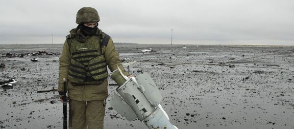 Miliciano de la RPD en el aeropuerto de Donetsk - Sputnik Mundo