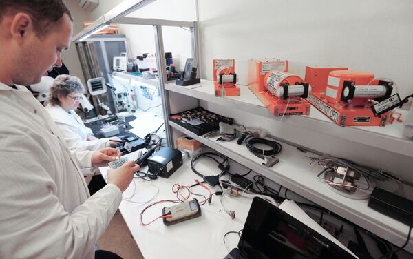 Los datos grabados con los medios de control objetivo del avión Su-24M derribado por un caza turco el 24 de noviembre de 2015, en Siria, se están decodificando en un laboratorio del Comité Interestatal de Aviación. Según lo programado, el análisis y procesamiento de la información del vuelo se realizarán el 19 de diciembre. Los datos grabados con los medios de control objetivo del avión Su-24M derribado por un caza turco el 24 de noviembre de 2015, en Siria, se están decodificando en un laboratorio del Comité Interestatal de Aviación. Según lo programado, el análisis y procesamiento de la información del vuelo se realizarán el 19 de diciembre. - Sputnik Mundo