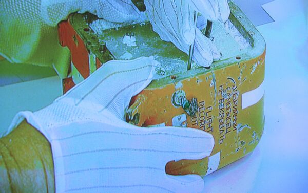 El misil “aire-aire” lanzado por un caza F-16 de la aviación turca impactó en la cola del bombardero ruso Su-24, donde justamente estaba colocado el registrador de vuelo, según informó el viernes el coronel Andréi Semiónov, jefe de Información y Análisis del Servicio de Seguridad Aérea de la aviación militar rusa. El misil “aire-aire” lanzado por un caza F-16 de la aviación turca impactó en la cola del bombardero ruso Su-24, donde justamente estaba colocado el registrador de vuelo, según informó el viernes el coronel Andréi Semiónov, jefe de Información y Análisis del Servicio de Seguridad Aérea de la aviación militar rusa. - Sputnik Mundo