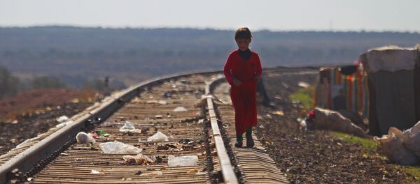 Una niña siria cerca de un campo para desplazados Una niña siria cerca de un campo para desplazados - Sputnik Mundo