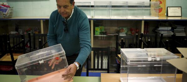An election worker prepares ballot boxes ahead of Spain's general election at a school in Ronda - Sputnik Mundo