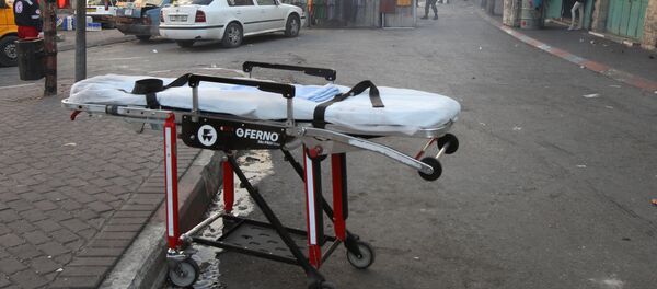 Una camilla cerca del lugar donde una mujer palestina intentó acuchillar a soldados israelí en Hebrón - Sputnik Mundo