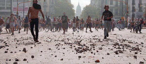 Manifestantes durante protestas contra el presidente argentino Fernando de la Rúa en Buenos Aires Manifestantes durante protestas contra el presidente argentino Fernando de la Rúa en Buenos Aires - Sputnik Mundo