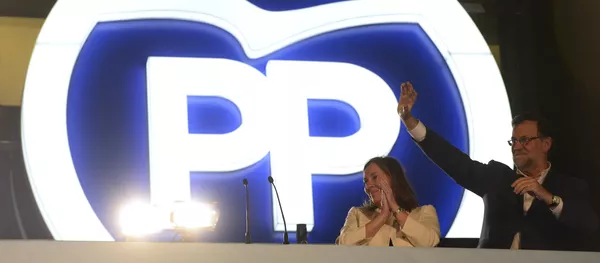 Mariano Rajoy y el logo Partido Popular Mariano Rajoy y el logo Partido Popular - Sputnik Mundo