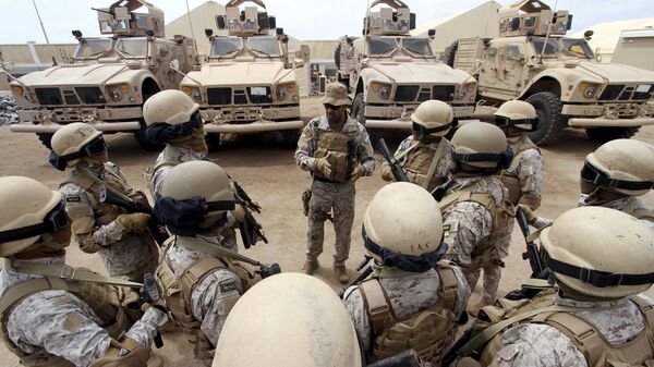 Senior army commander Abdullah al-Sahian (C), who commands the Saudi forces in Yemen's southern port city of Aden, talks to his soldiers in their base in Aden, in this September 28, 2015 file photo. - Sputnik Mundo