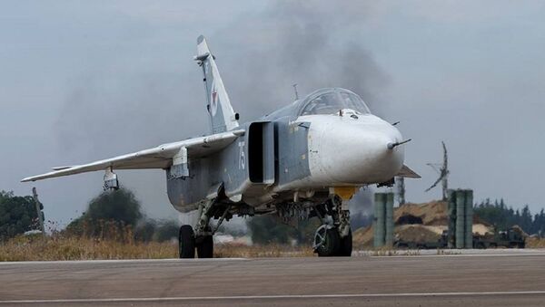 Su-24 ruso en la base aerea de Hmeymim - Sputnik Mundo