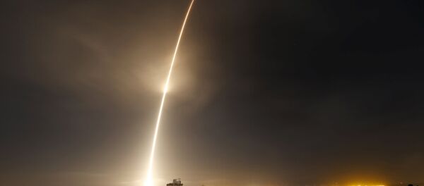 Cohete propulsor Falcon 9 es lanzado al espacio desde Cabo Cañaveral, Florida - Sputnik Mundo