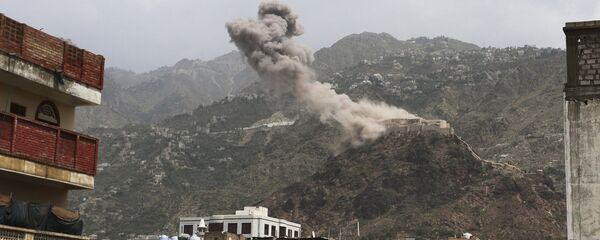 El humo sobre un pueblo de Yemen - Sputnik Mundo