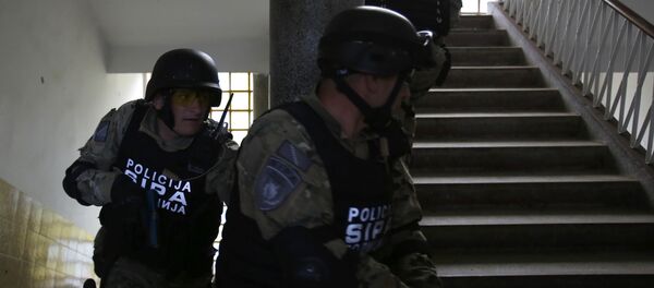 Policías bosnios durante una operación especial (archivo) - Sputnik Mundo