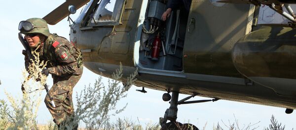 Soldado kirguís participa en maniobras Soldado kirguís participa en maniobras - Sputnik Mundo