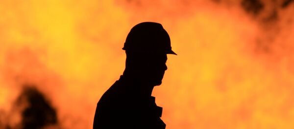 Trabajador de un campo petrolero - Sputnik Mundo